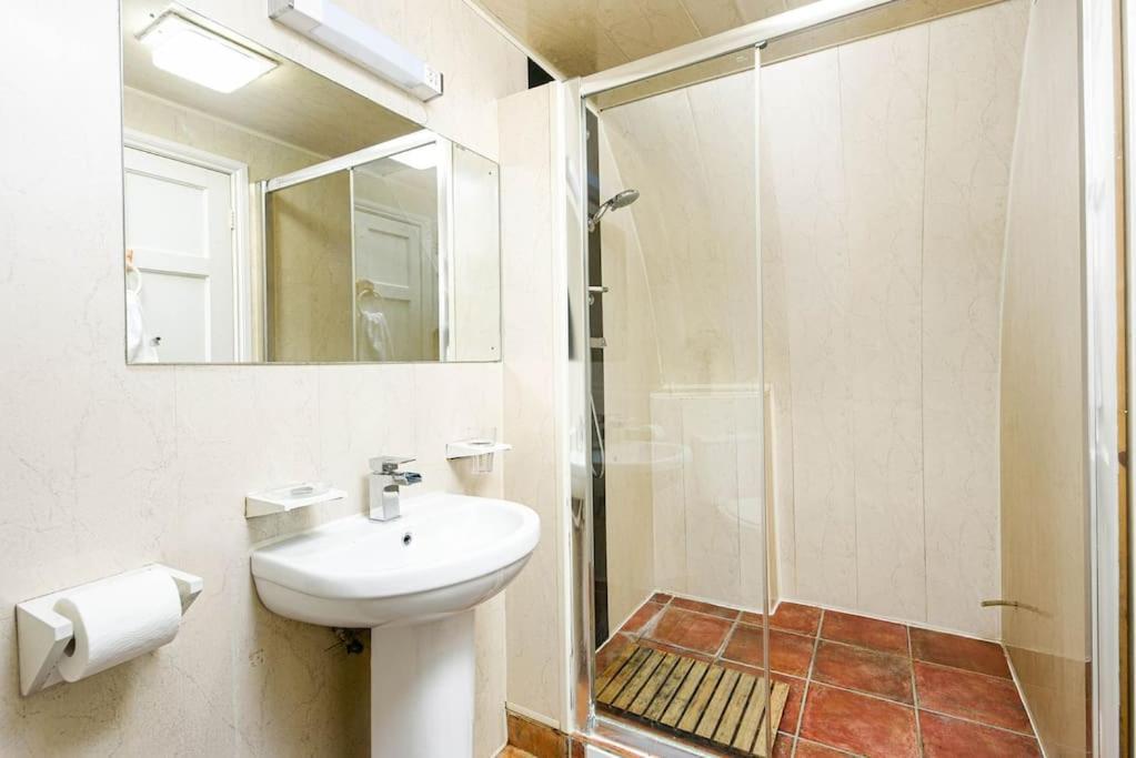Unique 1 Bedroom Apartment-Бат Экстерьер фото